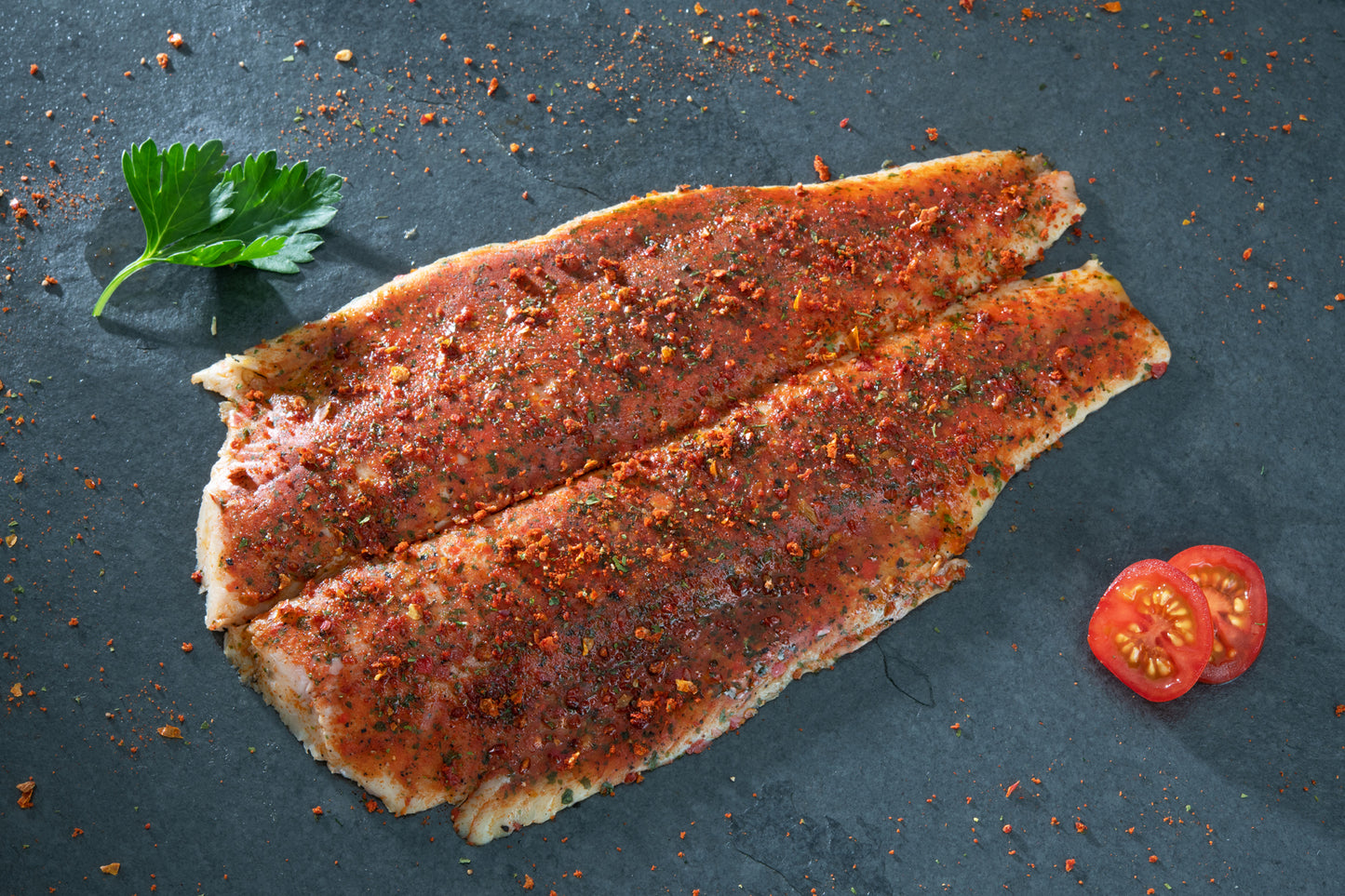 Forelle, geräuchert, filetiert, mit Tomaten-Knoblauch Auflage, 140-180 gr.